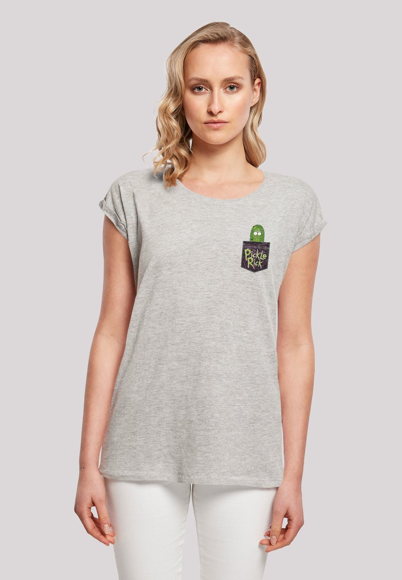 Sivý bavlnený tričko s krátkymi rolovanými rukávmi, s dizajnom vrecka a grafickým motívom zelenej uhorkovej vložky a textom "Pickle Rick".