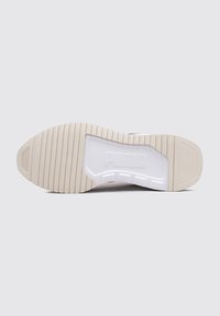 Suela de zapatilla de goma blanca con surcos texturizados y líneas horizontales, que cuenta con un área central para el logo y un talón redondeado para mayor estabilidad.