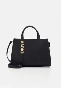 Melna rokassoma ar strukturētu formu, teksturētu virsmu un zeltītu "DKNY" logotipa akcentu. Aprīkota ar īsiem rokturiem un noņemamu plecu siksnu.