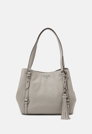 Lichtgrijze handtas van getextureerd leer met dubbele schouderbanden en decoratieve kwast, met een subtiel metalen logo aan de voorkant.