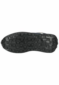 Černá gumová podrážka se čtvercovými vzory pro trakci. Pevná konstrukce s vyvýšenými tečkami pro lepší úchop. S vyraženým logem značky "BULL BOXER."