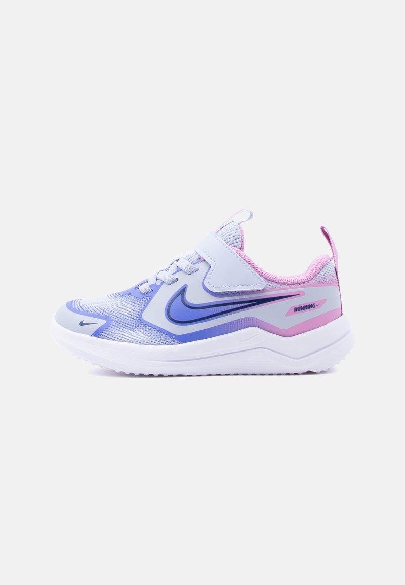 Ανοιχτό μοβ και ροζ αθλητικό παπούτσι Nike για τρέξιμο με λευκή σόλα, velcro λουράκι και πλέγμα στο επάνω μέρος για καλύτερο αερισμό.