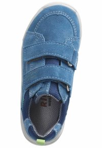 Modrá semišová a síťovaná bota s dvěma suchými zipy, zaoblenou špičkou, bílou podrážkou a zeleným akcentem na patě. Texturovaná vnitřní podšívka.