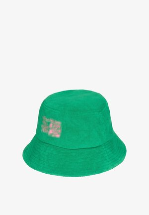 Groene emmerhoed gemaakt van gestructureerde stof. Voorzien van een roze geborduurd logo aan de zijkant. Ronde kroon en platte rand.