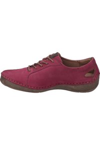 Scarpa stringata in pelle borgogna con finitura testurizzata, punta arrotondata e cuciture marroni a contrasto; presenta una fessura laterale per la traspirabilità.