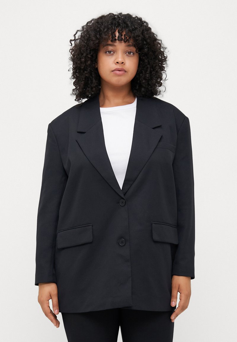 Svart blazer med en skreddersydd design, som har to frontlommer, notched krager og knappelukking. Glatt stofftekstur.
