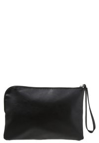 Czarna skórzana kopertówka o gładkiej fakturze, prostokątnym kształcie, zamknięciu na zamek i pasku na nadgarstek. Bez widocznych ozdób ani wzorów.