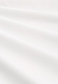 Weißer Stoff mit glatter Textur, der subtil Falten zeigt und ein mattes Finish hat, geeignet für verschiedene Textilanwendungen.