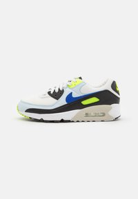Tenis Nike Air Max cu un superior alb, gri și negru, accente albastre și verzi neon, unitate de aer vizibilă în talpă, panouri texturate.