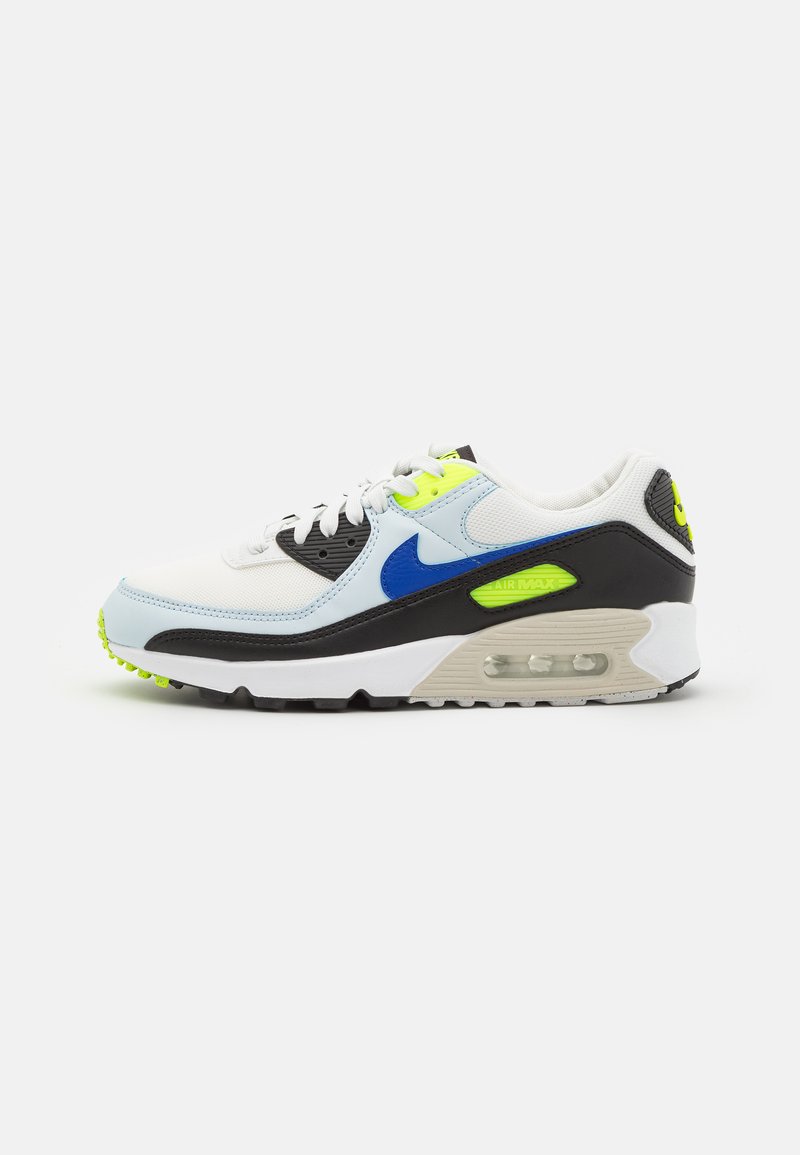 Tenis Nike Air Max cu un superior alb, gri și negru, accente albastre și verzi neon, unitate de aer vizibilă în talpă, panouri texturate.