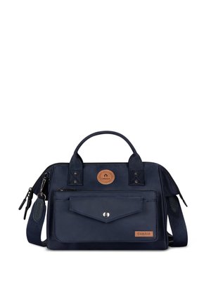 Sac à main bleu marine avec doubles anses, poche avant à pression, compartiment principal zippé, bandoulière réglable et patchs en cuir de marque.