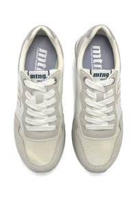 Sneakers grigio chiaro con una combinazione di rete e camoscio, dotati di lacci bianchi, colletto imbottito e logo in rilievo sul lato.
