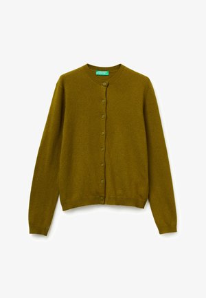 Olivgrüner Cardigan aus weichem Material, mit Rundhalsausschnitt, langen Ärmeln und einer durchgehenden Knopfleiste mit passenden Knöpfen.