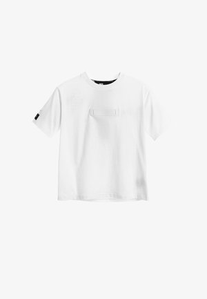 Camiseta blanca de algodón con un corte estándar. Presenta una etiqueta texturizada en el frente y detalles negros en las mangas. Mangas cortas, cuello redondo.