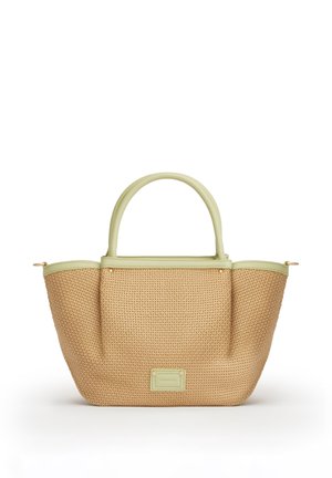 Shopper beige intrecciata con manici e rifiniture in pelle verde chiaro, con un'etichetta rettangolare in pelle al centro frontale.