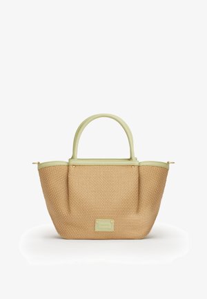 Sac fourre-tout tissé beige avec poignées et garniture en cuir vert clair, avec une étiquette en cuir rectangulaire au centre avant.