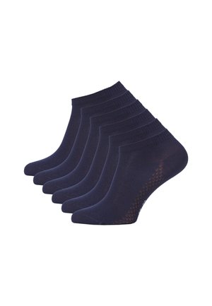 Marineblaues Knöchelsocken-Set, 5er-Pack, aus einer Baumwollmischung. Merkmale sind gerippte Bündchen, glatte Textur und kleine perforierte Akzente in der Nähe der Ferse.