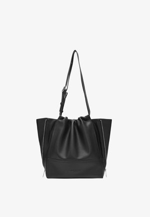 Czarna skórzana torba tote z marszczoną górą, wyposażona w zasuwane kieszenie boczne oraz regulowany pasek na ramię. Czyste linie i minimalistyczny design.
