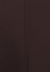 Tecido castanho escuro com uma textura suave, apresentando um detalhe de costura subtil verticalmente ao longo do centro, criando uma linha visual limpa.