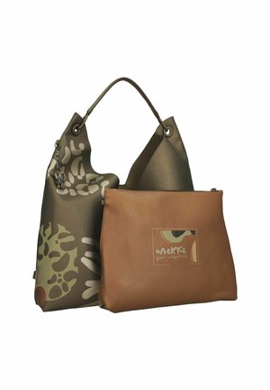 Deux sacs : un vert olive avec des motifs abstraits et une pochette marron avec un patch camouflage et une fermeture éclair, présentés côte à côte.