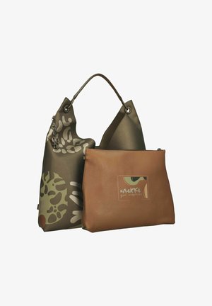 Deux sacs : un vert olive avec des motifs abstraits et une pochette marron avec un patch camouflage et une fermeture éclair, présentés côte à côte.