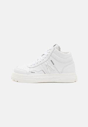 Biały wysoki sneaker z grubą podeszwą, sznurowadłami, napisem "Let Me Fly" oraz wytłoczonym logo pszczoły po boku na jednolitym jasnym tle.