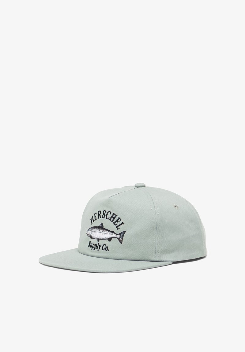 Grüne Baumwollmütze mit flachem Schirm, besticktem Fischdesign und schwarzem "HERSCHEL Supply Co."-Text, mit zwei Belüftungsöffnungen an den Seiten.