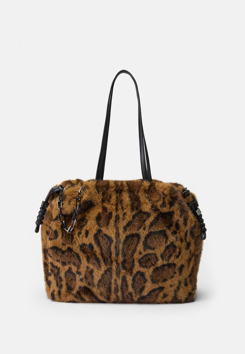 Saco de mão em padrão de leopardo, feito de pelúcia falsa suave e texturizada, com alças em couro preto, apresentando um detalhe em corrente de um lado.
