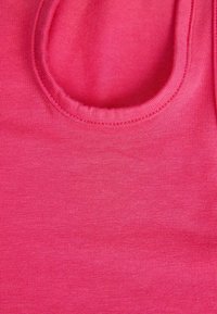 Top sin mangas rosa con escote redondo. Textura suave y material de algodón. Presenta un acabado acanalado alrededor del escote y las sisas.