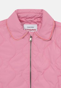 Svijetloružičasta prošivena jakna s oštrom kragnom, koja ima crvene obrube i središnji patentni zatvarač. Na oznaci piše "VINGINO ITALIAN FASHION."
