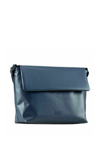 Borsa a messaggero blu navy realizzata in materiale resistente e texturizzato, con chiusura a patta, tracolla regolabile e logo impresso sul davanti.