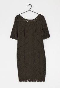 Vestido de encaje verde oscuro con mangas cortas, escote redondo y dobladillo con puntillas. Presenta un patrón floral y una textura translúcida. Cuelga de un gancho negro.