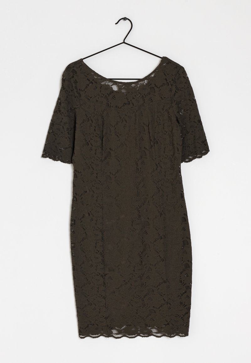 Vestido de encaje verde oscuro con mangas cortas, escote redondo y dobladillo con puntillas. Presenta un patrón floral y una textura translúcida. Cuelga de un gancho negro.