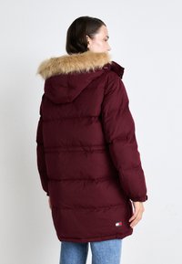 Tommy Jeans MIDI ALASKA - Dunkåpe / -frakk - deep rouge