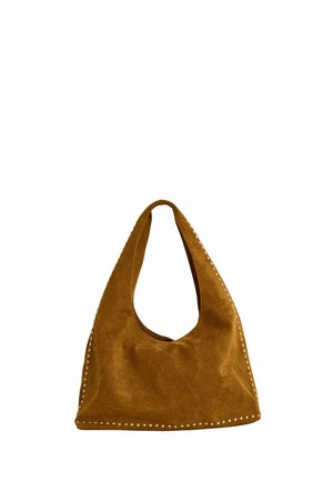 Bolso de hombro de ante marrón con pequeñas tachuelas redondas de metal a lo largo de los bordes y un asa superior ancha y abierta.