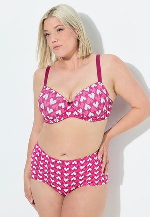 Bh en slip set in levendig roze met witte hartpatronen. Bh met beugel, verstelbare banden en een haaksluiting.