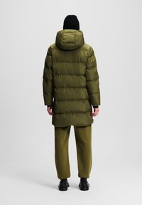 Karl Lagerfeld Jeans HOODED LONGLINE PUFFER COAT - Zimski plašč - ivy green