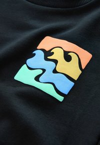 Next PRINTED CREW NECK - Felpa - black sunshine saltwater