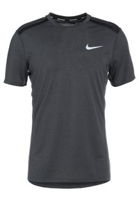 Ciemnoszara koszulka do biegania Nike z krótkim rękawem, wykonana z oddychającej siateczki, z białym logo Nike swoosh na piersi.