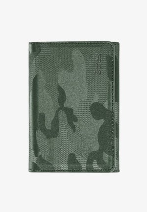 Portafoglio camouflage verde realizzato in tessuto resistente. Presenta una superficie testurizzata e bordi cuciti. Logo impresso su un lato.