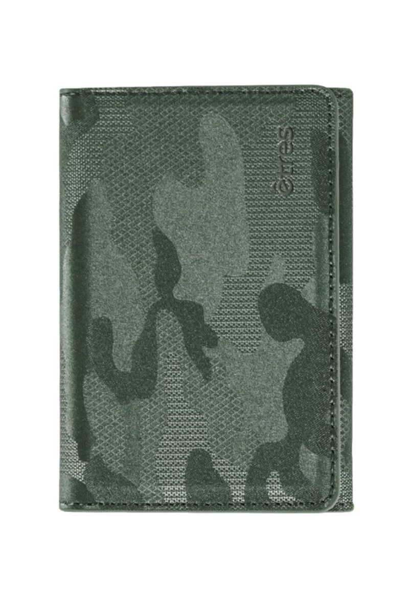 Portefeuille de camouflage vert en tissu durable. Présente une surface texturée et des bords cousus. Logo embossé sur un côté.