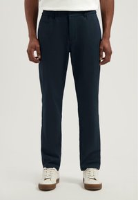 Marineblauwe broek met een elastische tailleband, zijzakken en een rechte pijp. Glad stof met een subtiele glans en geen zichtbare patronen.