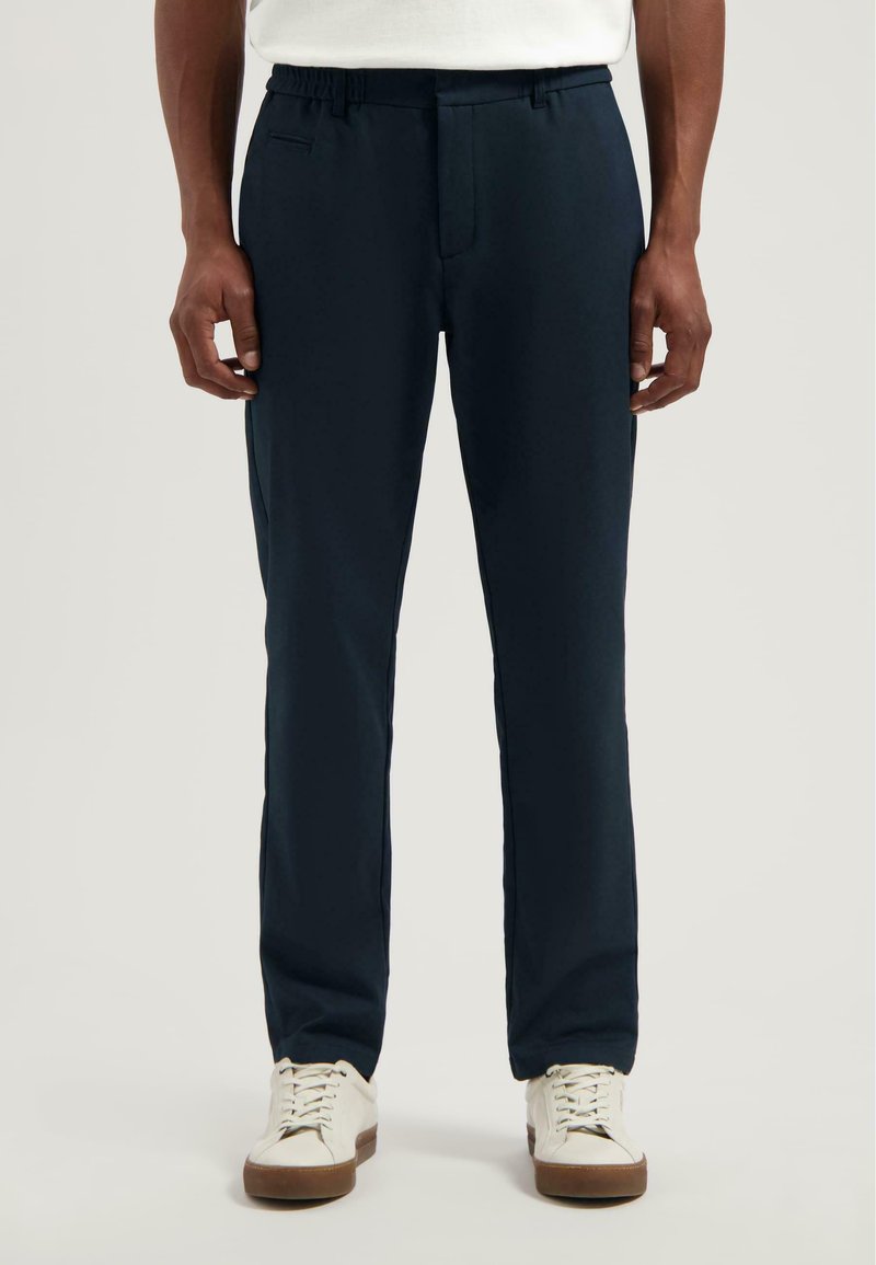 Marineblauwe broek met een elastische tailleband, zijzakken en een rechte pijp. Glad stof met een subtiele glans en geen zichtbare patronen.