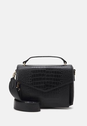 Sort håndtaske i imiteret krokodilleskind med top-håndtag og justerbar skulderrem, konvolut-lukning og guldfarvede detaljer.