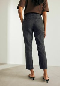 Next CHECK SLIM . TALL - REGULAR FIT - Pantaloni - grey black