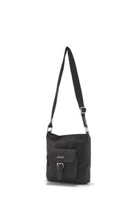 Schwarze Stoff-Schultertasche mit verstellbarem Gurt, Fronttasche, Metallbeschlägen und strukturierter Oberfläche. Kompakte rechteckige Form.