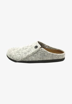 Grijze felt slippers om gemakkelijk aan te trekken met een zwarte rubberen zool. Voorzien van een knoopaccent en een zachte innerlijke voering voor comfort. Eenvoudig, minimalistisch ontwerp.