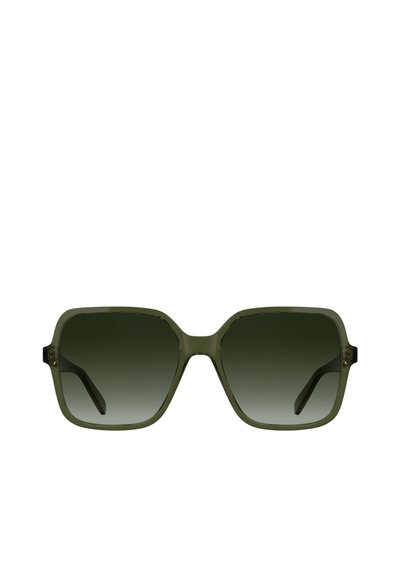 Lunettes de soleil carrées vert olive avec des verres dégradés foncés, des montures épaisses transparentes et des accents simples sur les branches.