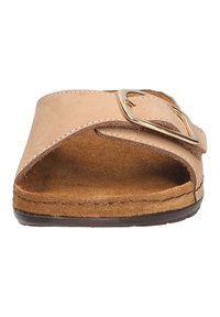 Tannmocka sandal med ett brett rem med en gyllene spänne, öppen tådesign, vadderad sula och en brun gummisula.