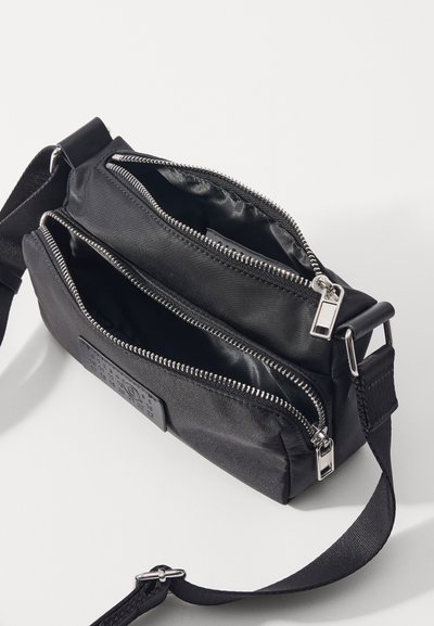 MM6 Maison Margiela POCKETS CROSSBODY BAG - Torba čez telo - black